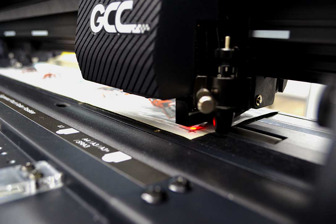 カッティングマシン・カッティングプロッター GCC JaguarVLXの他製品との違い：印刷した専用のレジストリマーク（トンボ）を赤外線センサーで読み込み、1枚ごとにカットする位置を自動で見当合わせを行います。