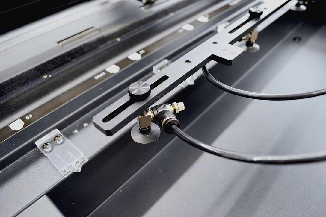 カッティングマシン・カッティングプロッタ GCC JaguarVLXの特徴：給紙用の吸盤のひとつは、吸気量の調節が可能。