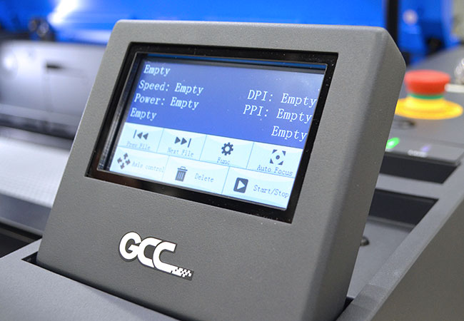 レーザーカッター GCCシリーズ S400は、タッチパネル搭載で操作性がアップ。