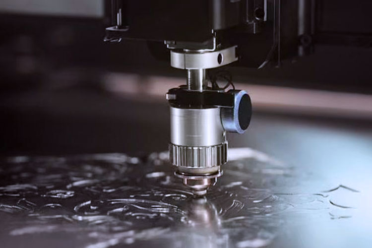 xTool MetalFab（エックスツール メタルファブ）の加工している様子