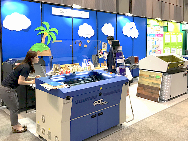 実機としてGCC社のレーザー加工機やローランド ディー.ジー.社の箔転写機、UVプリンターを展示・デモンストレーションしました。