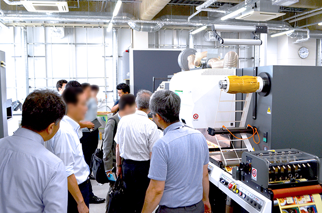 「LABEL CONVERTING WEEK 2018（ラベルコンバーティングウィーク2018）」中は遠方のお客様にもご来場いただき、シールラベル加工レーザー加工機やカッティングプロッターのデモンストレーションをご覧いただきました。