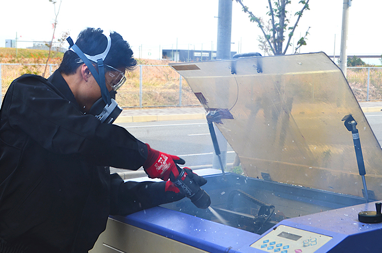 レーザーカッター（レーザー加工機）で火災が起きたときは二酸化炭素消火器で消火しましょう。