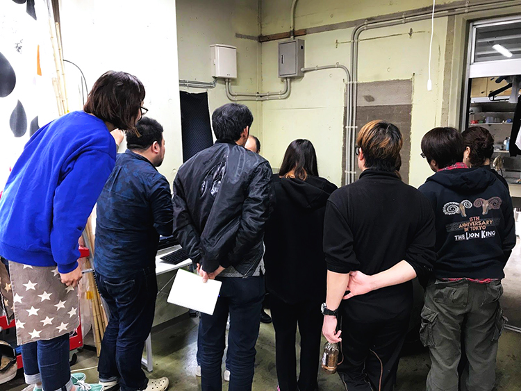 レーザー加工機の操作方法のレクチャーを受けられている様子｜四季株式会社様