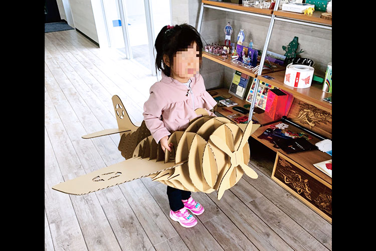 子供が入れる飛行機の模型をダンボールでテスト加工してみました。