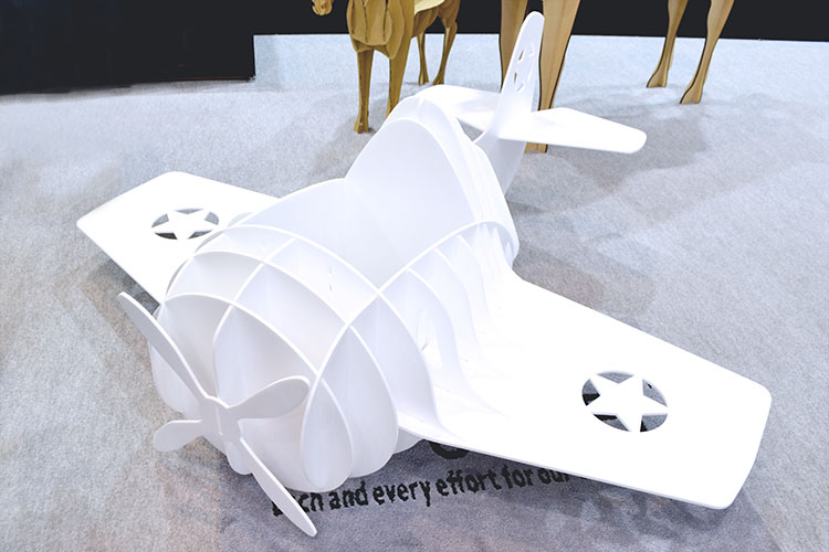 SIGN EXPO 2019（サインエキスポ）に出展したサンプル4：レーザーカッター・レーザー加工機でカットして組み立てた、スチレンボード製の飛行機