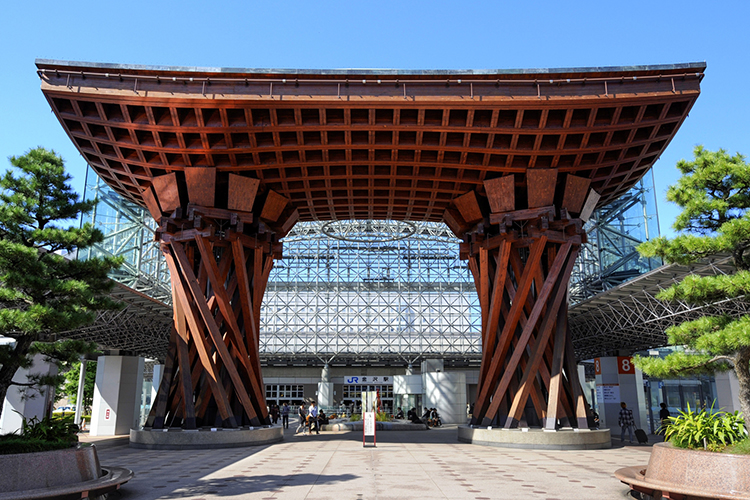 金沢駅前の鼓門（つづみもん）