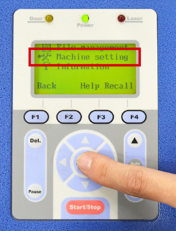 コムネットのGCC社製レーザーカッター・レーザー加工機の加工テーブルを任意の高さまで下げる方法：「machine setting」を押す。