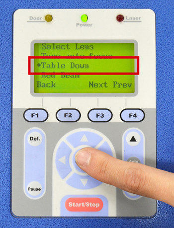 コムネットのGCC社製レーザーカッター・レーザー加工機の加工テーブルを任意の高さまで下げる方法：「Table down」を押す。