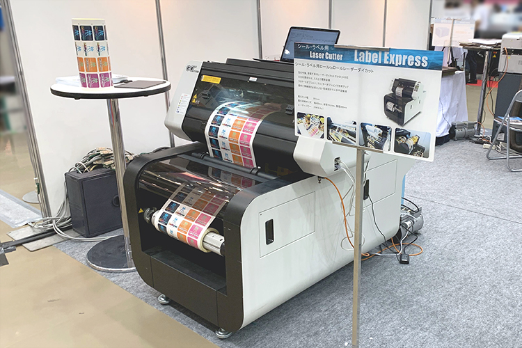 小ロットシール・ラベル印刷の後加工としてご提案するレーザーカッター（レーザー加工機）GCC LaserProシリーズ 「LabelExpress」