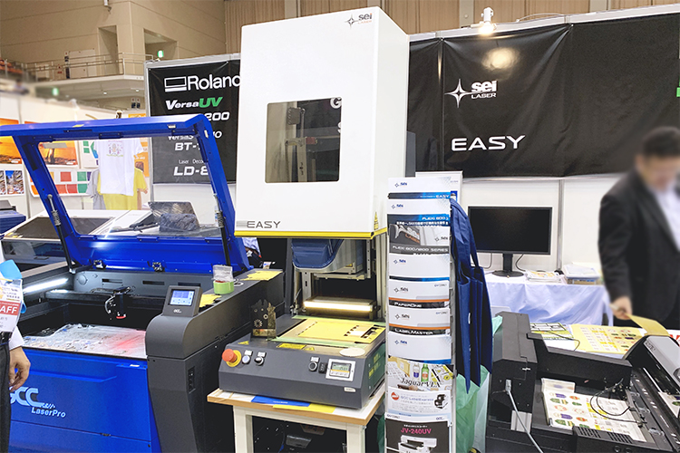 2019九州印刷情報産業展でコムネットが出展したSEI社製レーザー加工機「EASY」、GCC社製レーザーカッター「S400」