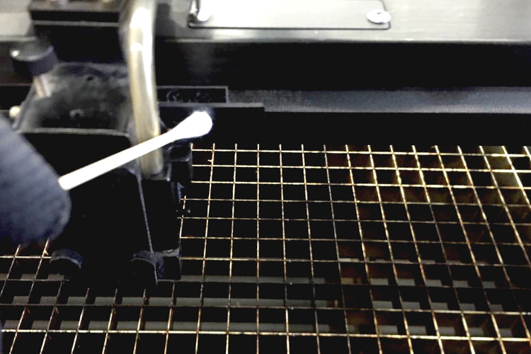 レーザーカッター・レーザー加工機のX軸センサーバーの清掃はアルコールで湿らせた綿棒でゆっくりこすり清掃してください。