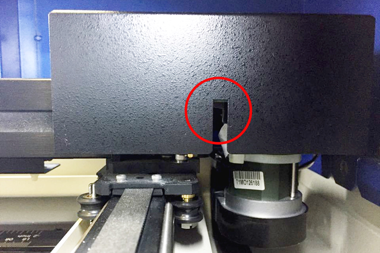 レーザーカッター・レーザー加工機のY軸センサーはケースの中に部品があります。