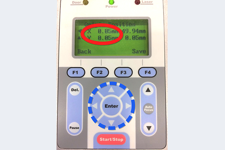 GCC社製レーザーカッター（レーザ加工機）の原点調整方法：コントロールパネルの原点モードに表示されている、XとYの数値をメモしてください。