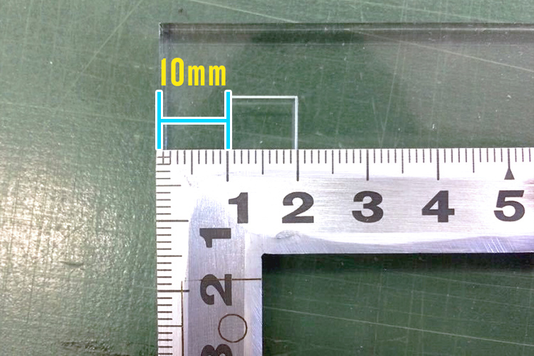 GCC社製レーザーカッター（レーザ加工機）の原点調整方法：定規でX方向を確認します。