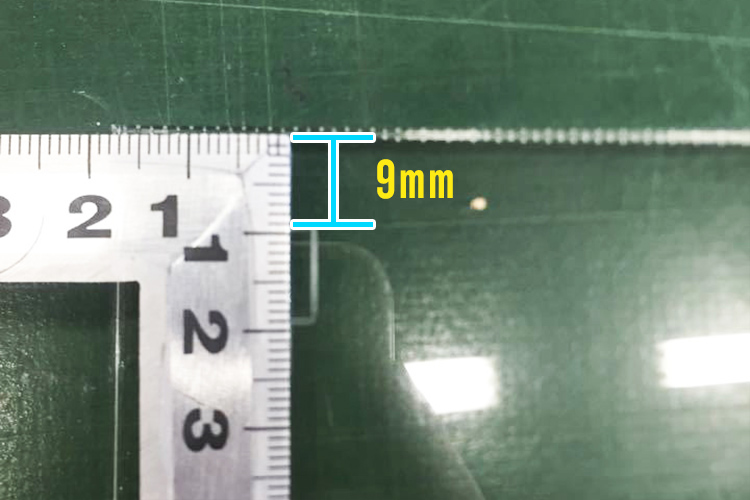 GCC社製レーザーカッター（レーザ加工機）の原点調整方法：定規を使いY点側の加工位置を確認します。
