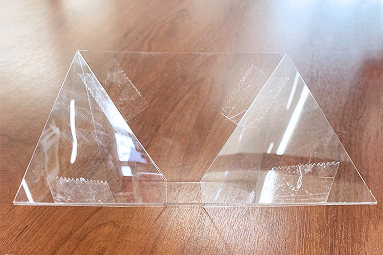 3Dホログラム専用ディスプレイの作成方法：カットしたプラスチック板をテープで組み立てます。