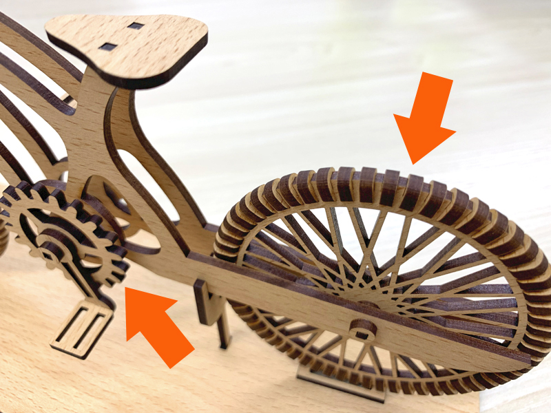 レーザーカッターでパーツを切り出す前に、自転車模型のペダル部分が回るように加工データを調整