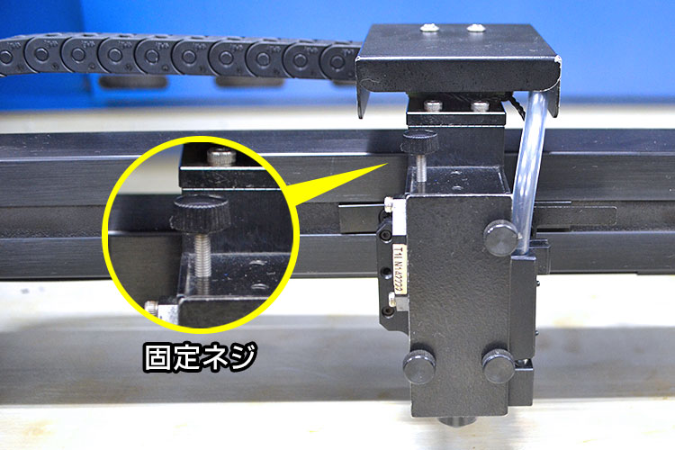 レーザーヘッド上部にミラーを固定するネジがあります。（GCC LaserProシリーズのレーザーカッターの場合）