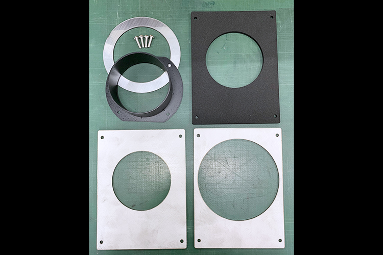 金属板を切り出して作成した集塵消臭機の外排気用改造パーツ