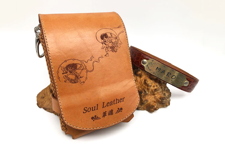 革製スマホホルダーへの画像と名前のレーザー彫刻｜Soul Leather 革魂様｜レーザー加工機の導入事例