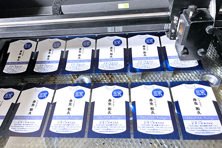 PET名刺をレーザーカット|匠望工房株式会社|レーザー加工機の導入事例