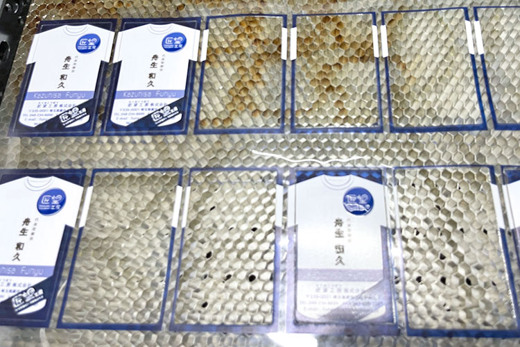 PET名刺をレーザーカット|匠望工房株式会社|レーザー加工機の導入事例