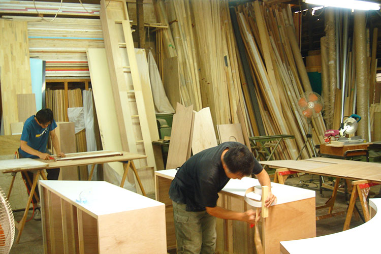 木工製作がメイン事業。社内にはたくさんの木材が並ぶ。｜株式会社SPENCER様｜レーザー加工機・レーザーカッターの導入事例
