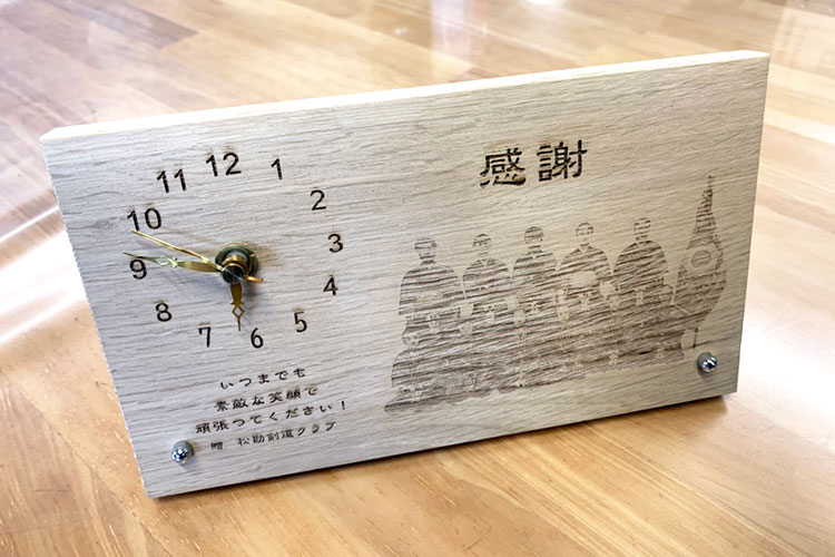 木製のメモリアルクロックやメモリアルフォトフレーム。記念品・ノベルティとして事業の多角化につながりました｜松勘工業株式会社様｜レーザー加工機・レーザーカッターの導入事例
