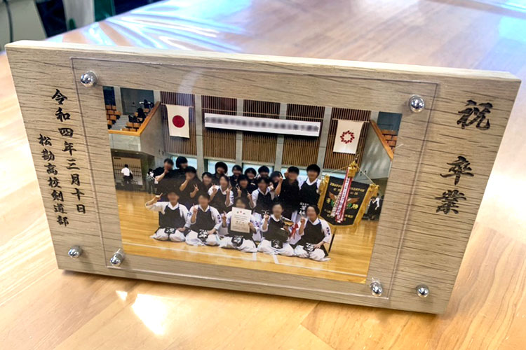 木製のメモリアルクロックやメモリアルフォトフレーム。記念品・ノベルティとして事業の多角化につながりました｜松勘工業株式会社様｜レーザー加工機・レーザーカッターの導入事例