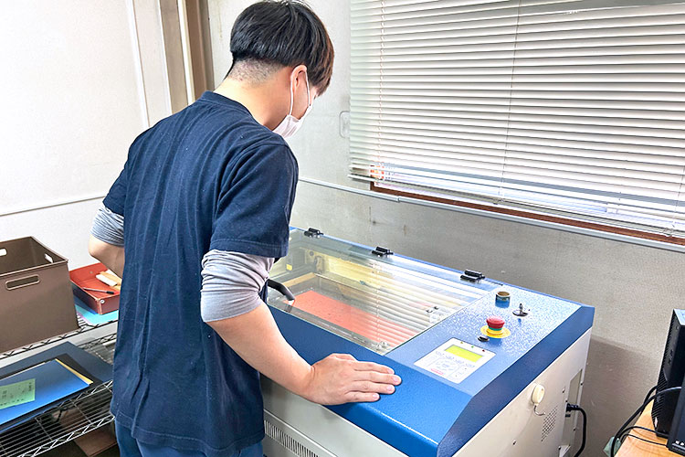 レーザー加工中の様子｜i プランニング KOHWA様｜レーザー加工機・レーザーカッターの導入事例