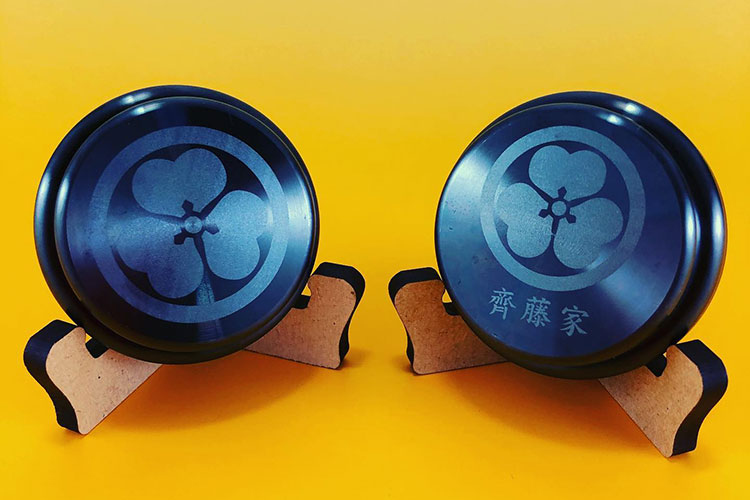 文鎮「紋【MON】」。鉄を切削した文鎮に、家紋をレーザー彫刻を施した商品｜株式会社斉藤鉄工所様｜レーザー加工機・レーザーカッターの導入事例
