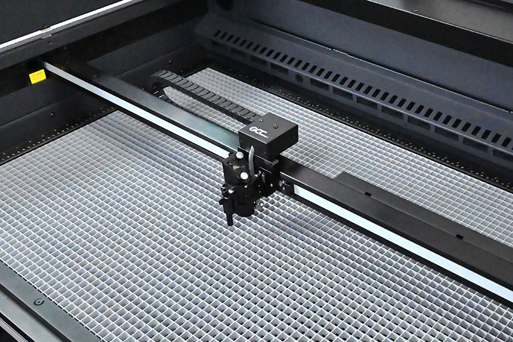 特徴1：最高速度 4,445mm/秒｜レーザー加工機・レーザーカッター Piolas400（パイオレス）