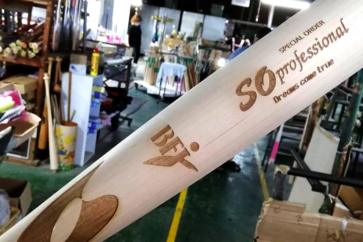 バットのヘッドやグリップエンドに名前やロゴをレーザー刻印｜エスオースポーツ工業様｜レーザー加工機・レーザーカッターの導入事例