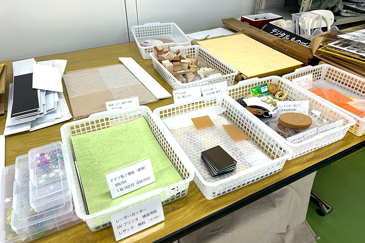 アクリル板やMDFなど、レーザー加工機、UVプリンターで使う材料も常備｜いさぶや印刷工業株式会社様｜レーザー加工機・レーザーカッターの導入事例