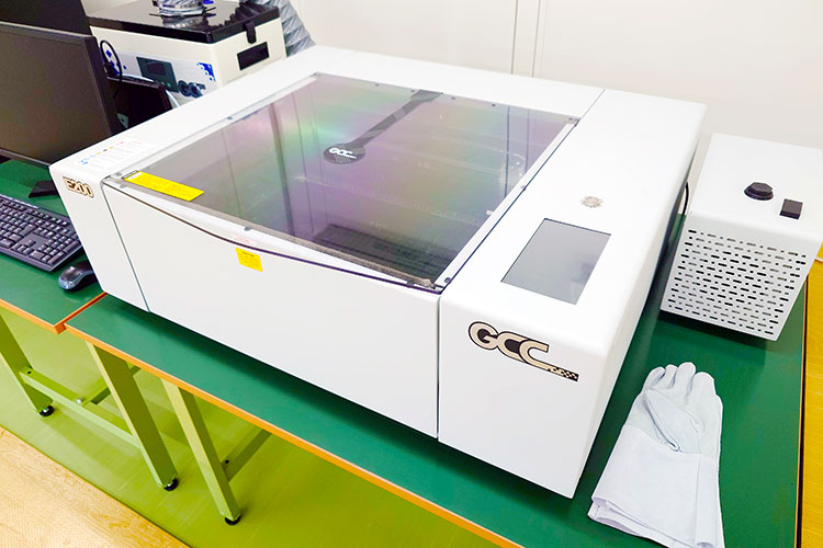 導入機種：サブスク型レーザー加工機 MAKES（メイクス）。初期投資を抑えて事業をスタートできる点が決め手に｜いさぶや印刷工業株式会社様｜レーザー加工機・レーザーカッターの導入事例