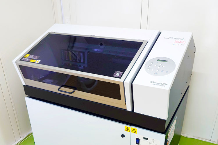 導入機種：UVインクジェットプリンター「LEF2-200」。レーザーとの組み合わせによる多彩なアイテム制作が事業の可能性を感じた｜いさぶや印刷工業株式会社様｜レーザー加工機・レーザーカッターの導入事例