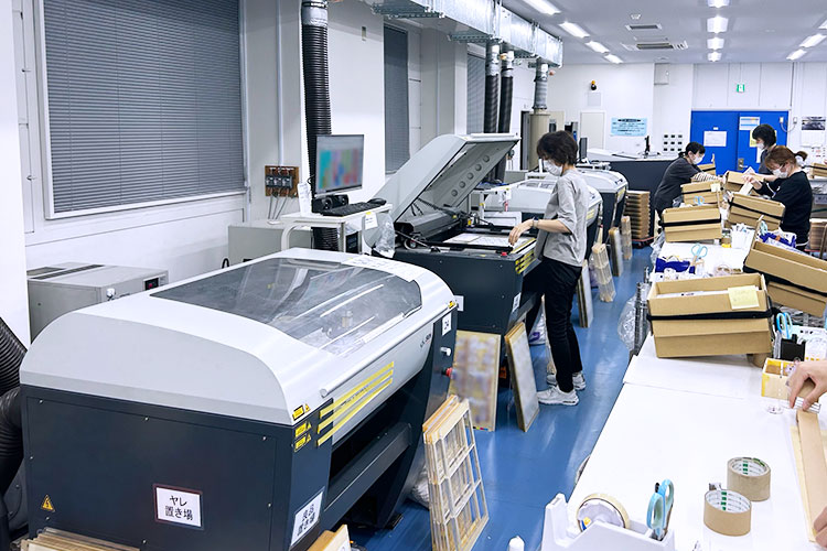 レーザー加工機 SEIシリーズ DRAGON。CCDカメラによる位置合わせ機能がアクリルグッズの需要拡大に対応｜株式会社インサイド様｜レーザー加工機・レーザーカッターの導入事例