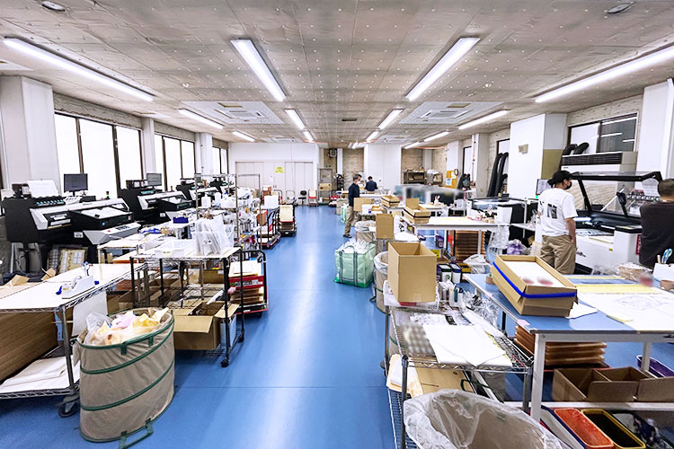 埼玉県の寄居第三工場。ワンフロアにレーザー加工機とUVインクジェットプリンターが複数台並ぶ｜株式会社インサイド様｜レーザー加工機・レーザーカッターの導入事例