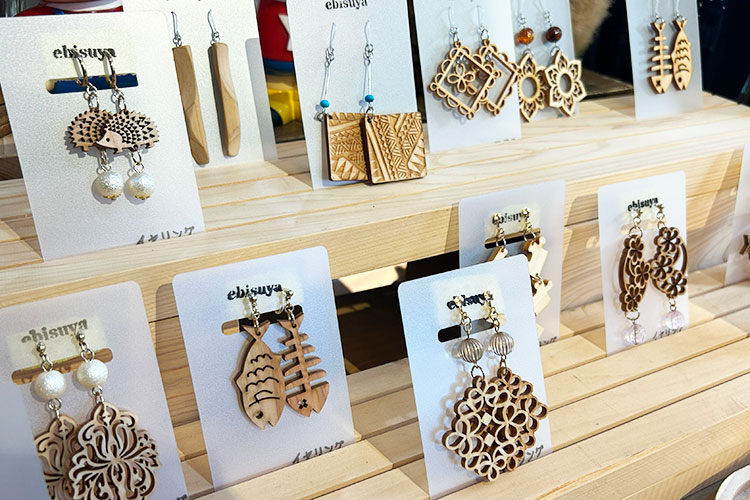 アクセサリー。より細かな加工ができるようになり、デザイン性がさらに向上|えびすや様|レーザー加工機・レーザーカッターの導入事例