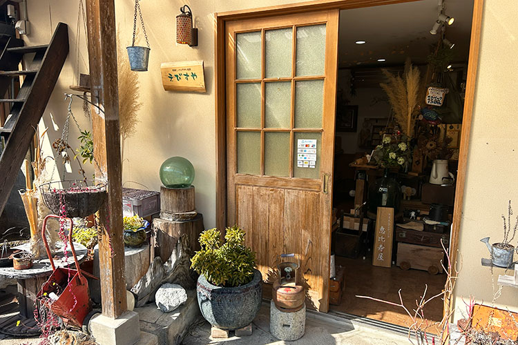 祖母が経営していた食堂と駄菓子屋を引き継いだ店舗兼工房。「尾鷲ヒノキ」を使った雑貨が所せましと並んでいる。|えびすや様|レーザー加工機・レーザーカッターの導入事例