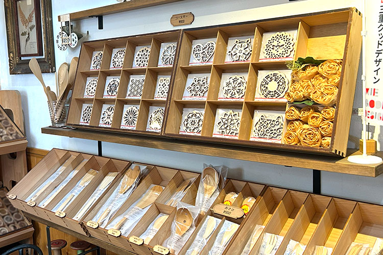 祖母が経営していた食堂と駄菓子屋を引き継いだ店舗兼工房。「尾鷲ヒノキ」を使った雑貨が所せましと並んでいる。|えびすや様|レーザー加工機・レーザーカッターの導入事例