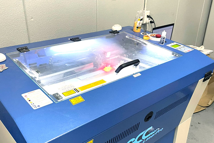 導入機種：中型レーザー加工機 GCCシリーズ SPIRIT LS｜株式会社デザインマーケット様｜レーザー加工機・レーザーカッターの導入事例