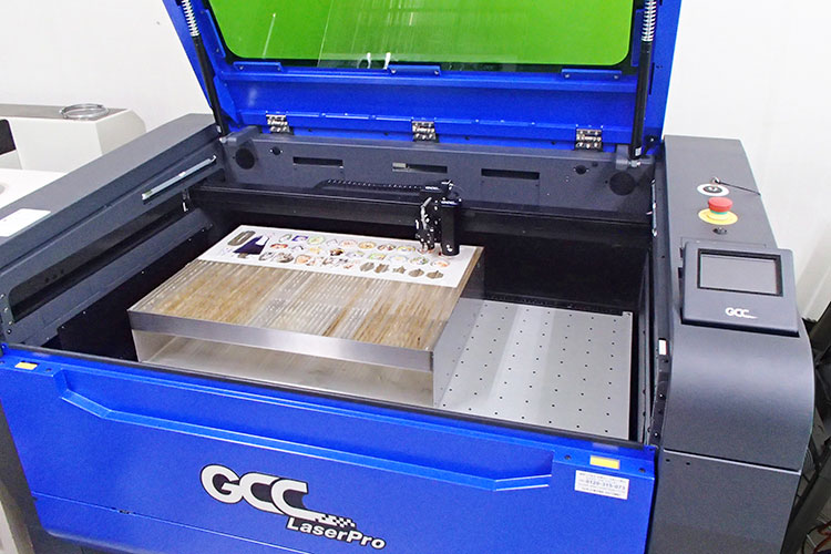 導入機種:ハイブリッドレーザー加工機 GCCシリーズ S400 Hybrid|株式会社トージ工芸様|レーザー加工機・レーザーカッターの導入事例