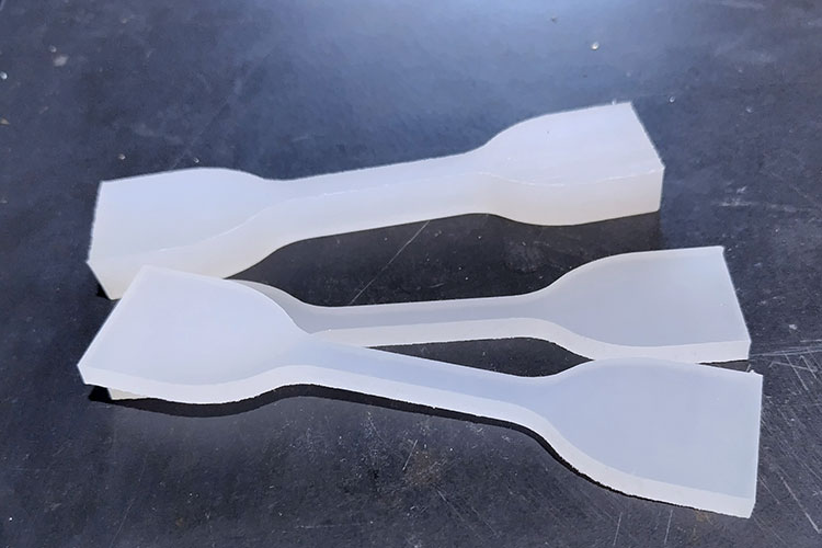 FRP（繊維強化プラスチック）の試験片。研究開発の過程で素材の強度などを評価する。｜フジクリーン株式会社様｜ウォータージェットカッターの導入事例