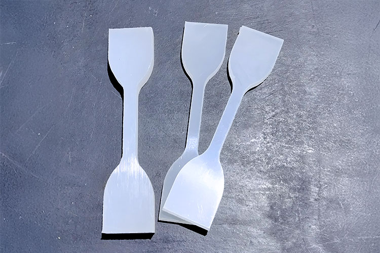 FRP（繊維強化プラスチック）の試験片。研究開発の過程で素材の強度などを評価する。｜フジクリーン株式会社様｜ウォータージェットカッターの導入事例