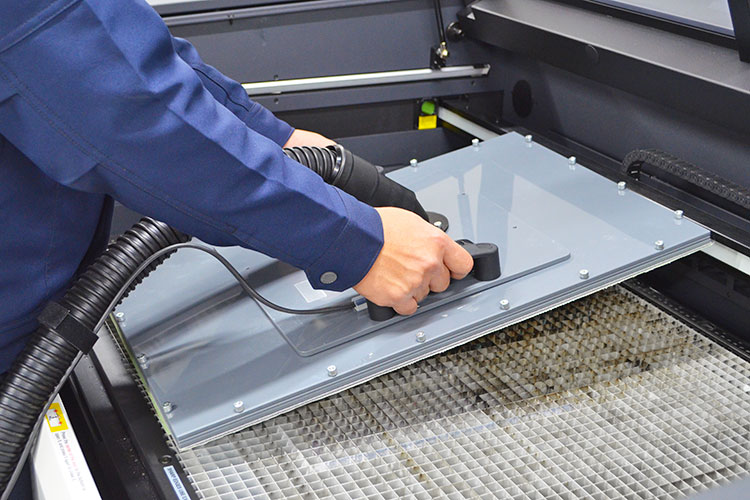 レーザー加工した材料をまるごと回収！グリッパ（ハンディタイプ）