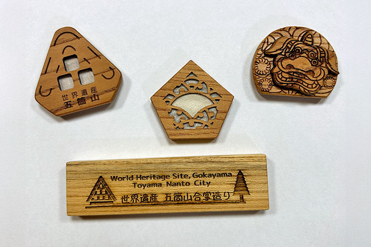 世界遺産・合掌造りをモチーフとした、レーザー彫刻の木製小物｜株式会社長田組様｜レーザー加工機・レーザーカッターの導入事例