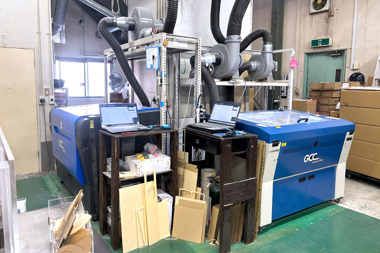 株式会社ジーアシストの工場に設置されているレーザー加工機 GCCシリーズ SPIRIT GLS、GCCシリーズ S400