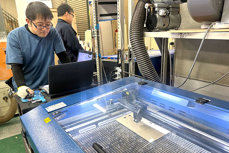 CO2レーザー加工機 GCCシリーズ SPIRIT GLSでアクリル板を加工する株式会社ジーアシスト様の作業現場